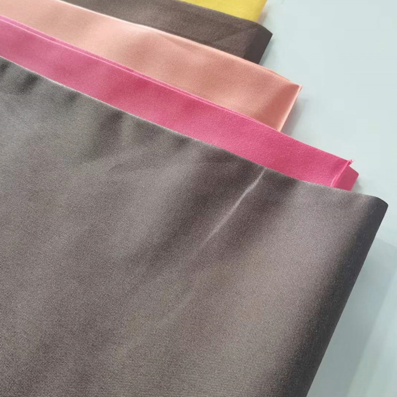 TMIE-08-1-2 85GSM 125 cm Komfortabel beklædningsskjorte og smidigt forstof 100 % polyester Forskellige farver tilgængelige Farvet poleret polyester poplin stof